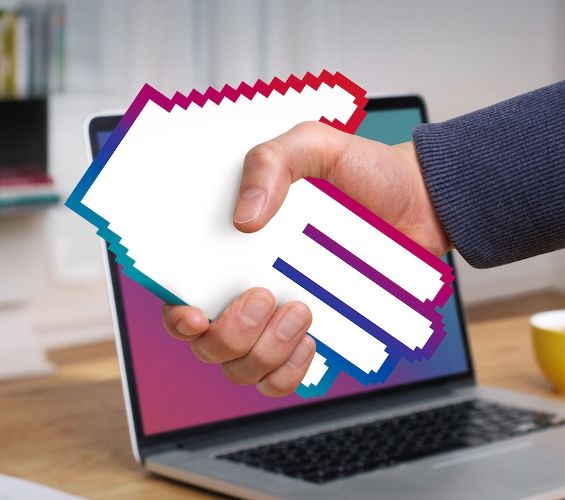 Mann schüttelt Computer-Hand-Grafik vor einem Büro-Hintergrund.