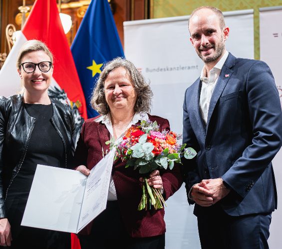 Am 20. November 2023 hat Bundesministerin Susanne Raab (im Bild) die Österreichischen Frauenpreise verliehen. Bild zeigt Frauenministerin Susanne Raab, Preisträgerin Univ.-Prof.in Dr.in Ruth Breu und Staatssekretär für Digitalisierung und Telekommunikation Florian Trusky. (von links nach rechts)