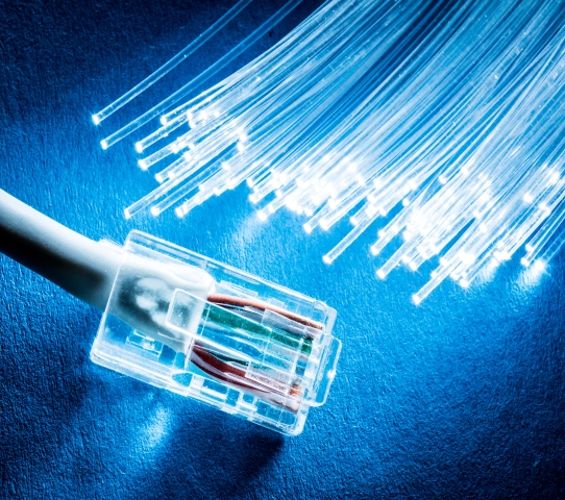 Netzkabelstecker mit Glasfaser
